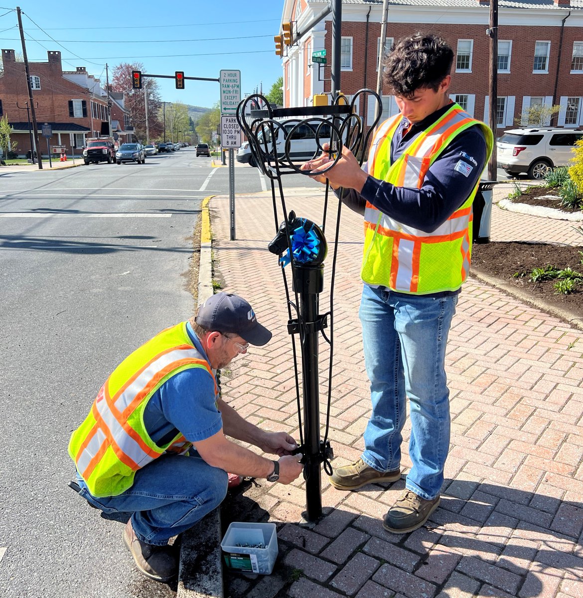 UGI_Utilities's tweet photo. Thank you to our employees who recently helped with a downtown Bedford spring clean-up! Volunteers hung flower brackets to get the downtown area ready for spring and summer flowers. #volunteerweek #UGICares #FuelingOurFuture https://t.co/7cHpJwryud