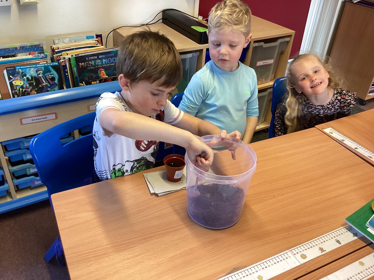 shortlanesend's tweet photo. Todays round up in Fal Class.
Science experiments and making our Bog Babies! https://t.co/dgGUe2OScP