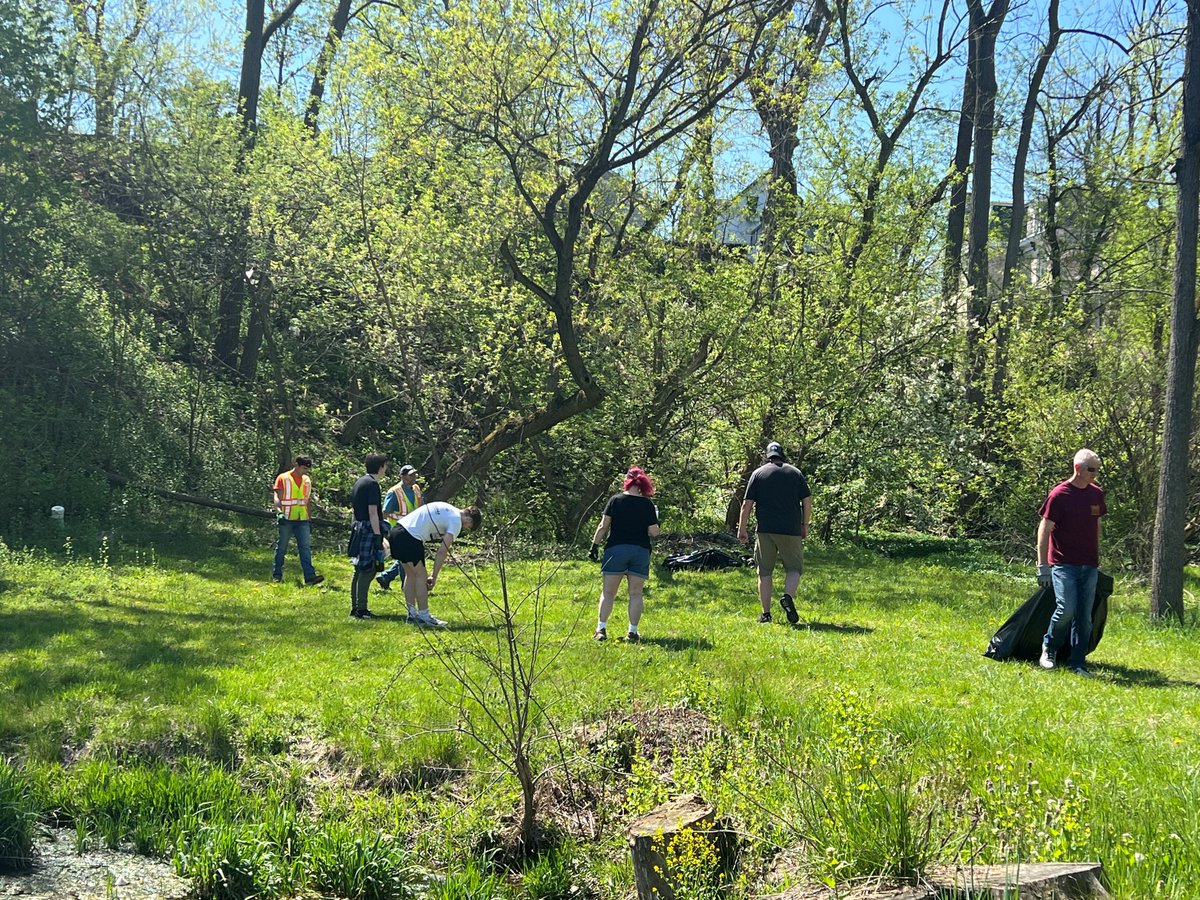 UGI_Utilities's tweet photo. Thank you to our employees who recently helped with a downtown Bedford spring clean-up! Volunteers hung flower brackets to get the downtown area ready for spring and summer flowers. #volunteerweek #UGICares #FuelingOurFuture https://t.co/7cHpJwryud