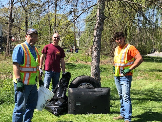 UGI_Utilities's tweet photo. Thank you to our employees who recently helped with a downtown Bedford spring clean-up! Volunteers hung flower brackets to get the downtown area ready for spring and summer flowers. #volunteerweek #UGICares #FuelingOurFuture https://t.co/7cHpJwryud