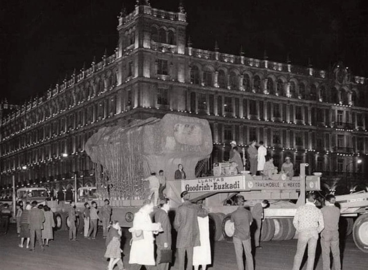 Fotografía del 16 de abril de 1964 cuando arribó la Piedra de los Tecomates al zócalo donde lo esperaban miles de personas. El gigantesco monolito pesa  167 toneladas y tiene una altura de 7 metros!  Fue un momento histórico de nuestra ciudad
