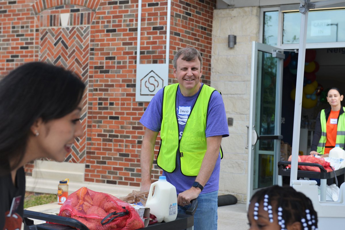 TheStorehouseCC's tweet photo. Yesterday, 26 volunteers representing @CFT4B, @DallasFed, @HumCapLP, and @thomsonreuters helped us provide 70 pounds of grocery items to each of the 641 families who visited our pantry. Thank you volunteers! #CFT4B #InGoodCompany https://t.co/yTQKDxFukh
