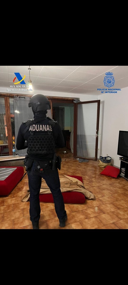 aduanassva's tweet photo. Intervenido en Girona el mayor alijo de droga por vía marítima de la última década.
Intervenidos 2.854 kg de hachís, 864 plantas de marihuana, 2 veleros y detenidas 7 personas de diferentes nacionalidades.
Operación conjunta con @policia y coordinada por el #CITCO https://t.co/hOBjA8kivB