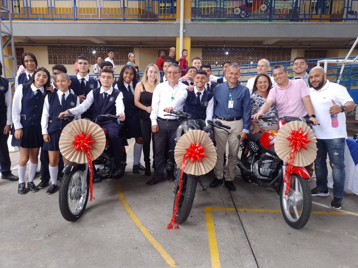 SENAQuindio's tweet photo. Hoy recordamos un importante evento, donde se fortaleció la formación de nuestros aprendices en La Tebaida, a través de la donación de 3 motos para sus prácticas, y agradecemos a la Gobernación del Quindío por su gran compromiso con la educación.

@QuindioGob @edu_quindio https://t.co/rAykMfuyBB