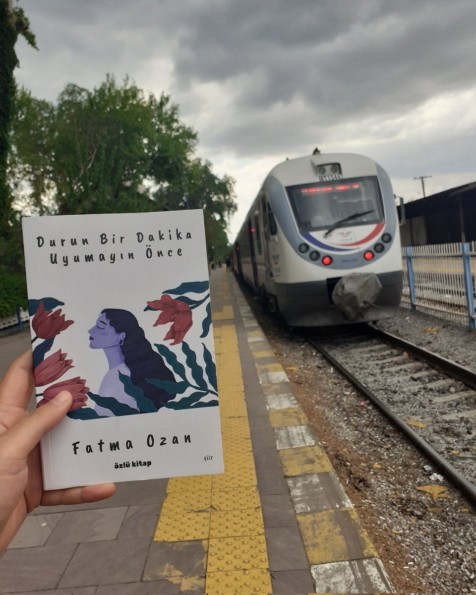 Fatmaozannn's tweet photo. Hareket eden biz miyiz 
Yahut yer tabakası mı, 
Ya da gökyüzü mü?

Yâd ediyorum şu aralar 
Çatısı ot biten evleri,
Blurlanmış camlarda yok tamahım
Uzun yolculuklar kadar 

Yormuyor şu aralar kaldırımlar, 
Kaldırım üstü yürüyüşler
Ayaklar yorgun, 
Ayakların haberi yok bundan https://t.co/goka1DhuJ3