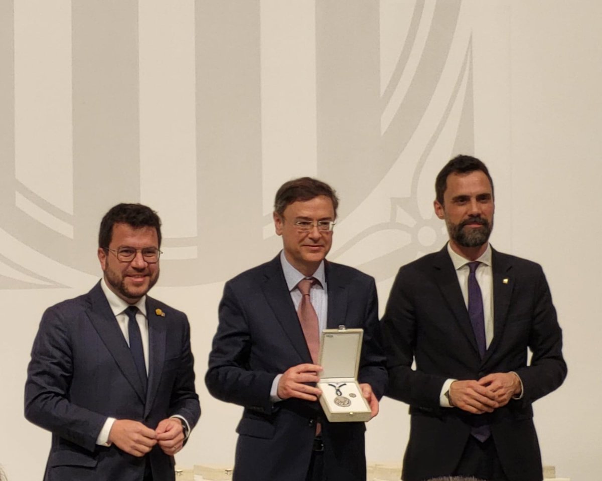 Qui va ser el nostre secretari general
entre 1987 i 2021, <a href="/davidgarrofe/">David Garrofe Puig</a> , ha recollit avui la Medalla President Macià al Treball de mans del President <a href="/govern/">Govern de Catalunya</a> <a href="/perearagones/">Pere Aragonès i Garcia</a> i el Conseller <a href="/empresacat/">Empresa</a> <a href="/rogertorrent/">Roger Torrent i Ramió 🎗</a> 

En nom de👥 tot l'equip de #Cecot enhorabona i gràcies de tot💙!