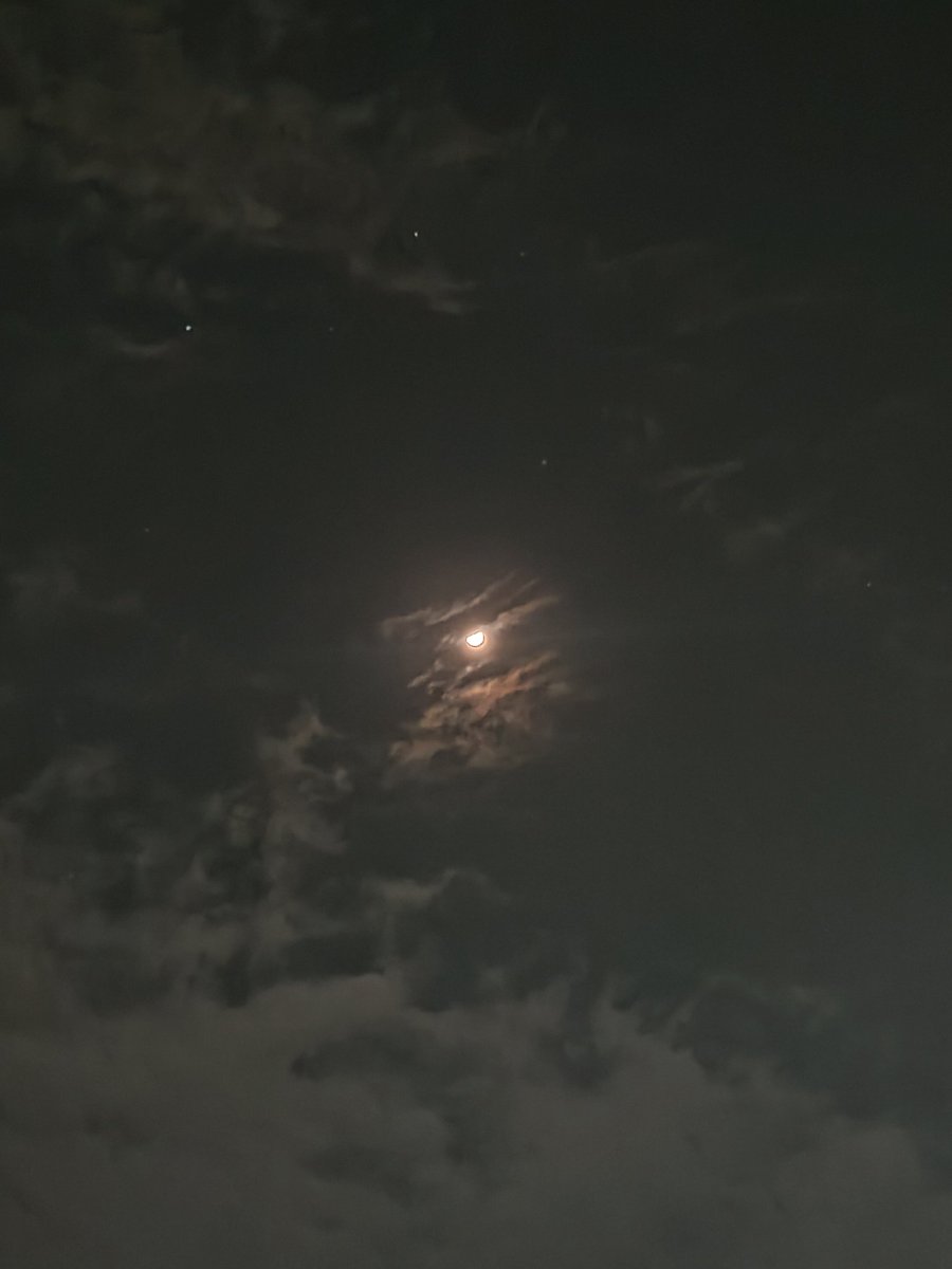 _randomtweets4u's tweet photo. Moon and it's beauty 🌙🫶🏻 https://t.co/zE24JQESVm