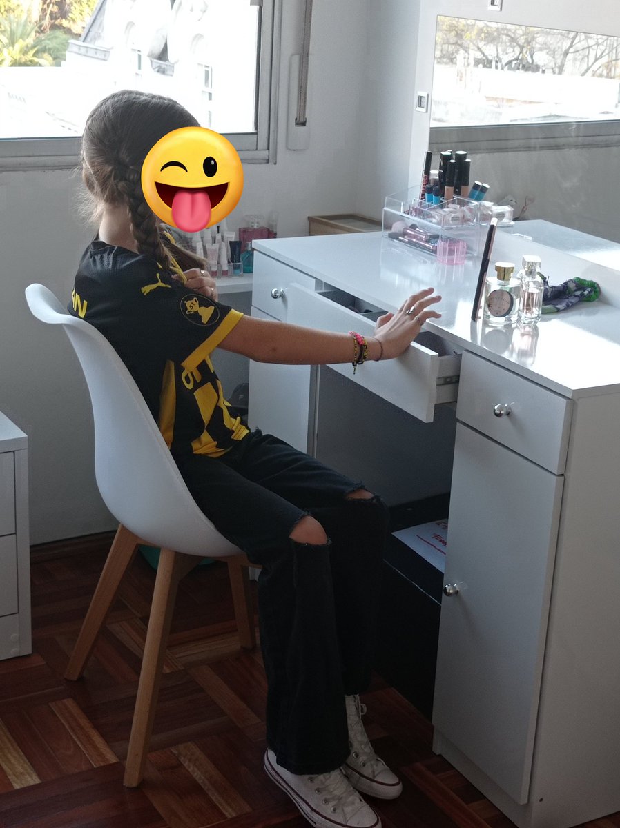 Hoy era día de ir sin uniforme al colegio y así se fue...de etiqueta...🥰🖤💛