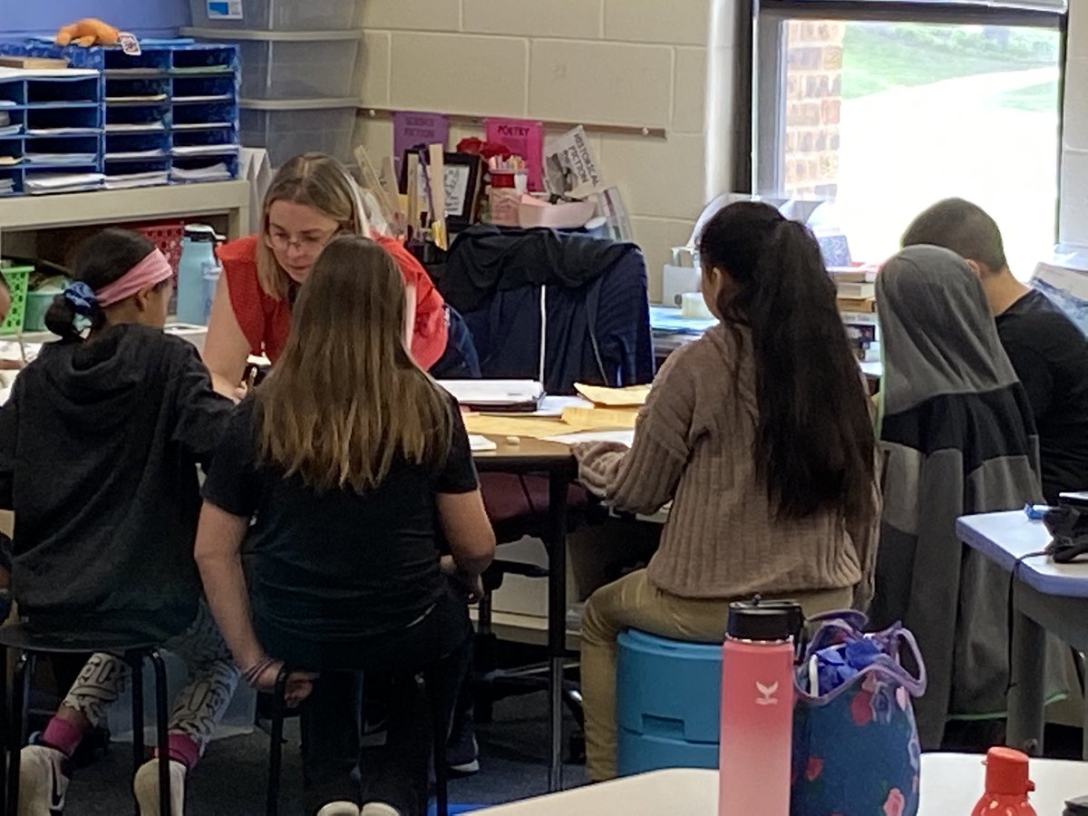 vandesampel77's tweet photo. Doin #WhatItTakes at lunch… to #Support our #Ss #Team5th rocks… @MrsFraserSD54  running a #LearningLunch for some kiddos who wanted and needed a little more! #LearnOn https://t.co/u2RRSyIntm