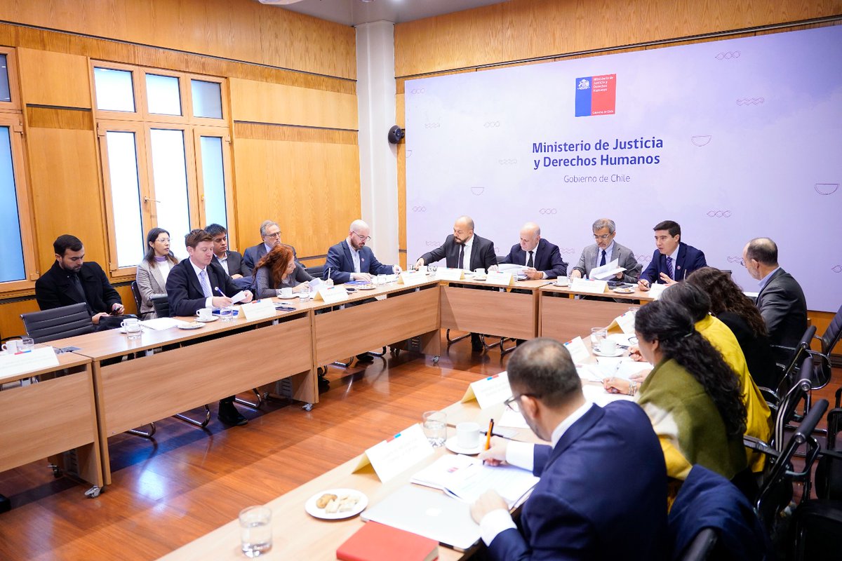 MinjuDDHH's tweet photo. Para aportar en lineamientos de las políticas públicas intersectoriales y el avance del Segundo Plan Nacional de Derechos #2PNDH🗓️
El ministro de Justicia y Derechos Humanos, @LuisCorderoVega, encabezó el Comité Interministerial de Derechos Humanos 🌿 https://t.co/HwMLfVymhP