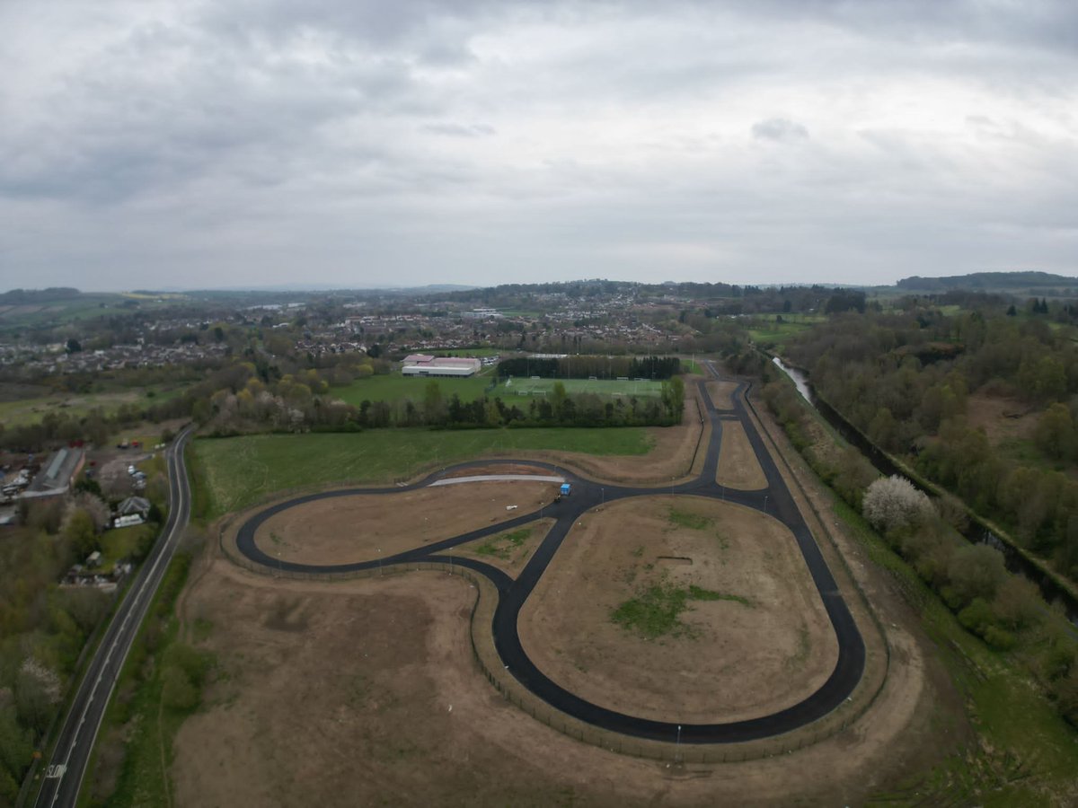 WLcyclecircuit's tweet photo. WOW! So that's what a finished cycle circuit looks like :)
@ScottishCycling
@sportscotland
@CyclingWorlds
@LoveWestLothian 
@TrustLinlithgow 
#DigIn https://t.co/Tu8nOR5mTE