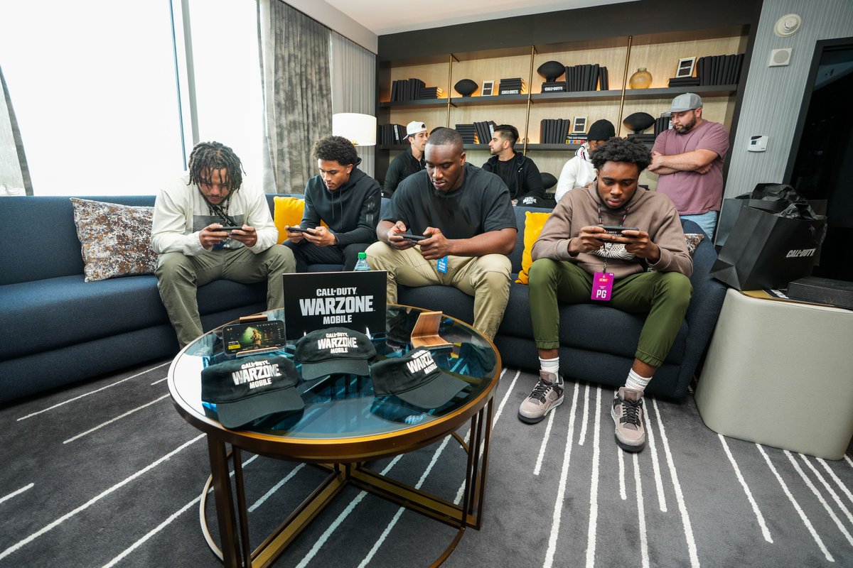 WarzoneMobile's tweet photo. Lockdown on defense and bring the heat on offense 🔥

Current and future NFL superstars 🏈 🌟 stopped by to get their hands on #WarzoneMobile ahead of the #NFLDraft this week. Who are you taking on your squad with the 1st overall pick? https://t.co/7j8lphpF7c