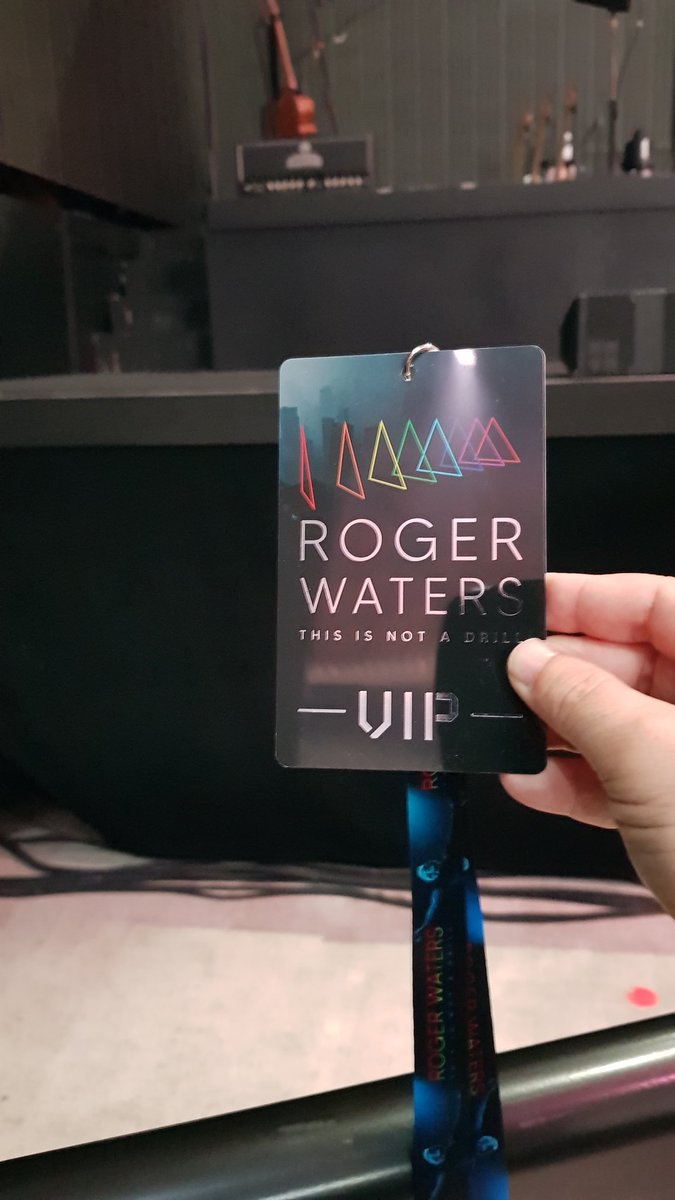 fama_68's tweet photo. Waiting for #RogerWaters https://t.co/mw7tCmd60h