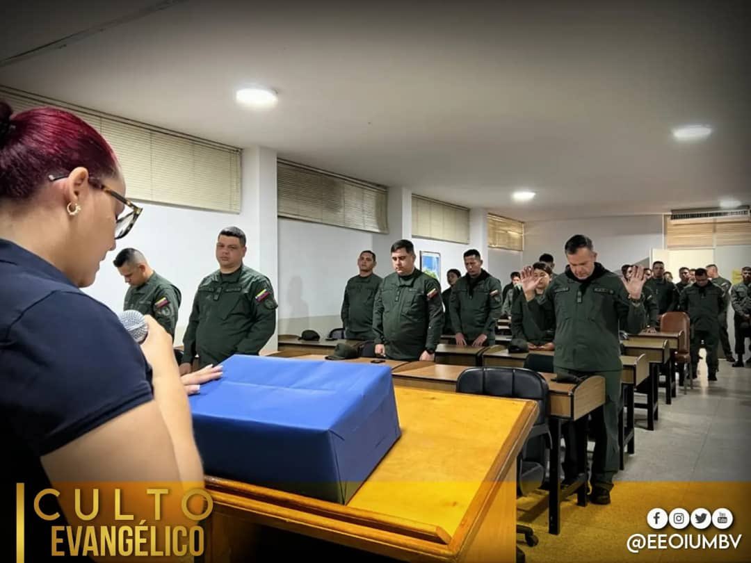 EEOIUMBVoficial's tweet photo. 📷 #𝗩𝗜𝗘𝗥𝗡𝗘𝗦 | Desde la Escuela de Estudios de Orden Interno, tiempo para alabar, adorar y  hablar con Dios.

¡𝗝𝗲𝘀𝘂́𝘀, 𝗧𝘂́ 𝘃𝗶𝘃𝗲𝘀 𝗲𝗻 𝗻𝘂𝗲𝘀𝘁𝗿𝗼𝘀 𝗰𝗼𝗿𝗮𝘇𝗼𝗻𝗲𝘀!

#fanb #GNB #eeoiumbv #eeoi #caricuao #Dios https://t.co/tczmqvwFbn