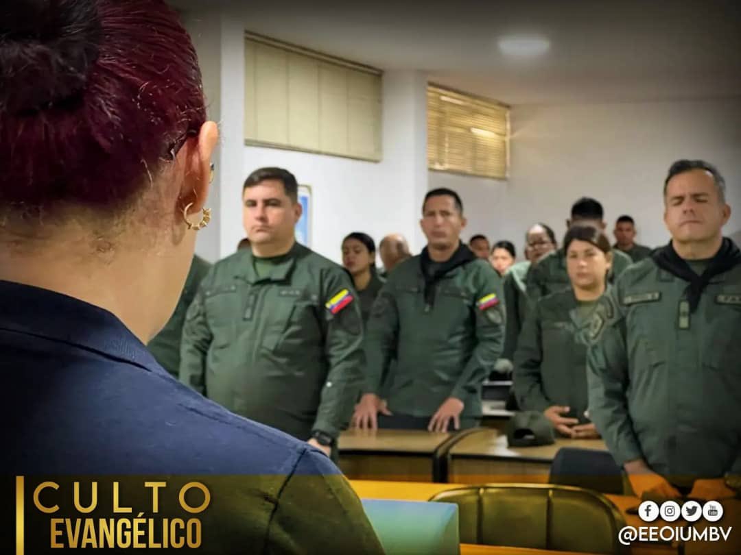 EEOIUMBVoficial's tweet photo. 📷 #𝗩𝗜𝗘𝗥𝗡𝗘𝗦 | Desde la Escuela de Estudios de Orden Interno, tiempo para alabar, adorar y  hablar con Dios.

¡𝗝𝗲𝘀𝘂́𝘀, 𝗧𝘂́ 𝘃𝗶𝘃𝗲𝘀 𝗲𝗻 𝗻𝘂𝗲𝘀𝘁𝗿𝗼𝘀 𝗰𝗼𝗿𝗮𝘇𝗼𝗻𝗲𝘀!

#fanb #GNB #eeoiumbv #eeoi #caricuao #Dios https://t.co/tczmqvwFbn