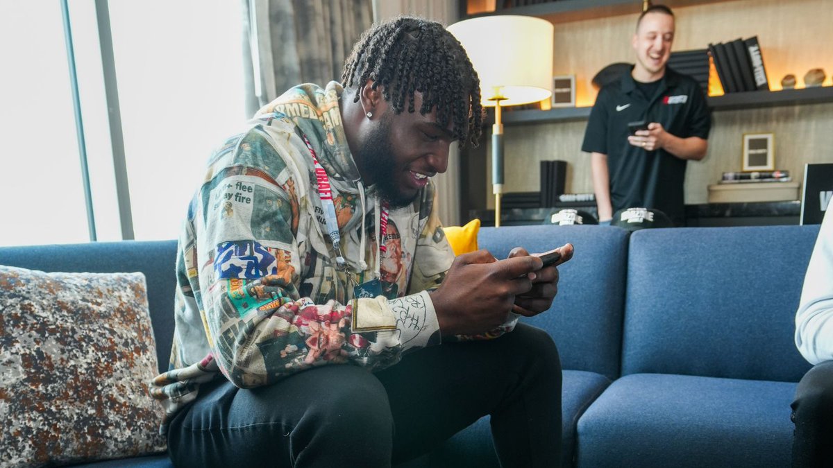 WarzoneMobile's tweet photo. Lockdown on defense and bring the heat on offense 🔥

Current and future NFL superstars 🏈 🌟 stopped by to get their hands on #WarzoneMobile ahead of the #NFLDraft this week. Who are you taking on your squad with the 1st overall pick? https://t.co/7j8lphpF7c