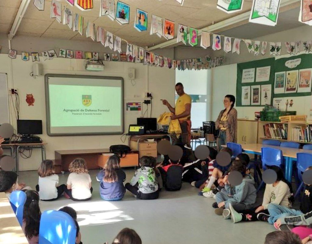 ADFGavarresMar's tweet photo. Aquest matí hem visitat els alumnes primària de l'escola pública Ardenya de Sant Feliu de @Guixols. Hem parlat del bosc i del risc que suposen els incendis forestals. #prevencioincendis https://t.co/Tunt4ZDvym
