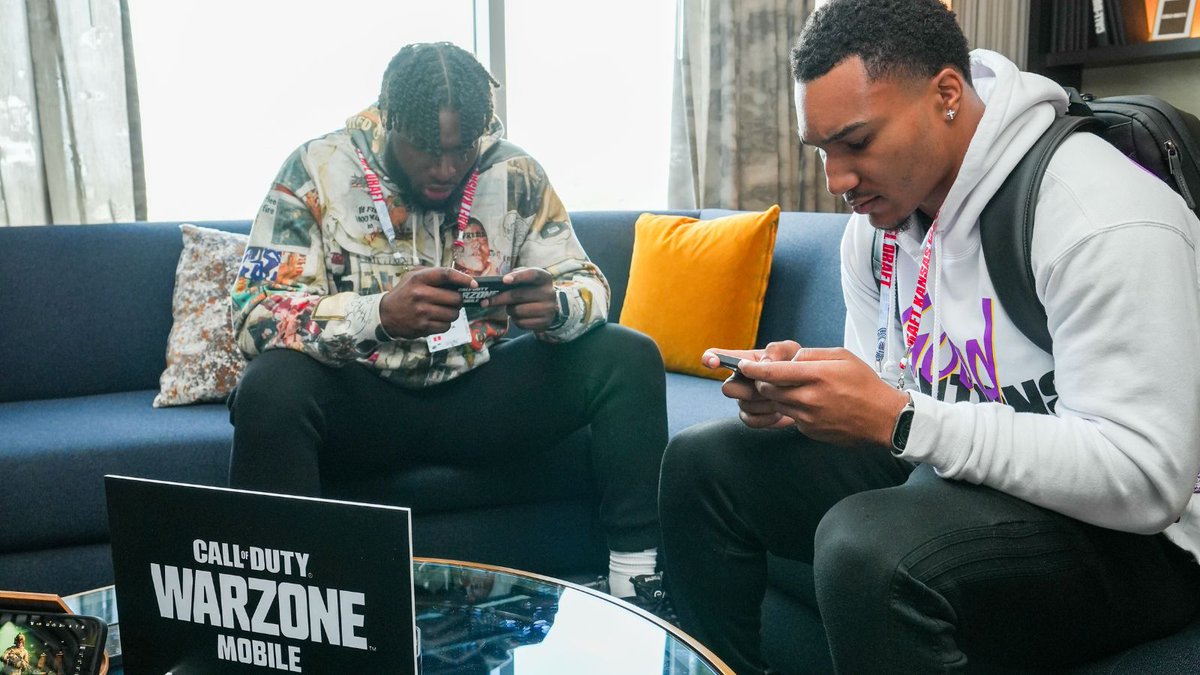 WarzoneMobile's tweet photo. Lockdown on defense and bring the heat on offense 🔥

Current and future NFL superstars 🏈 🌟 stopped by to get their hands on #WarzoneMobile ahead of the #NFLDraft this week. Who are you taking on your squad with the 1st overall pick? https://t.co/7j8lphpF7c