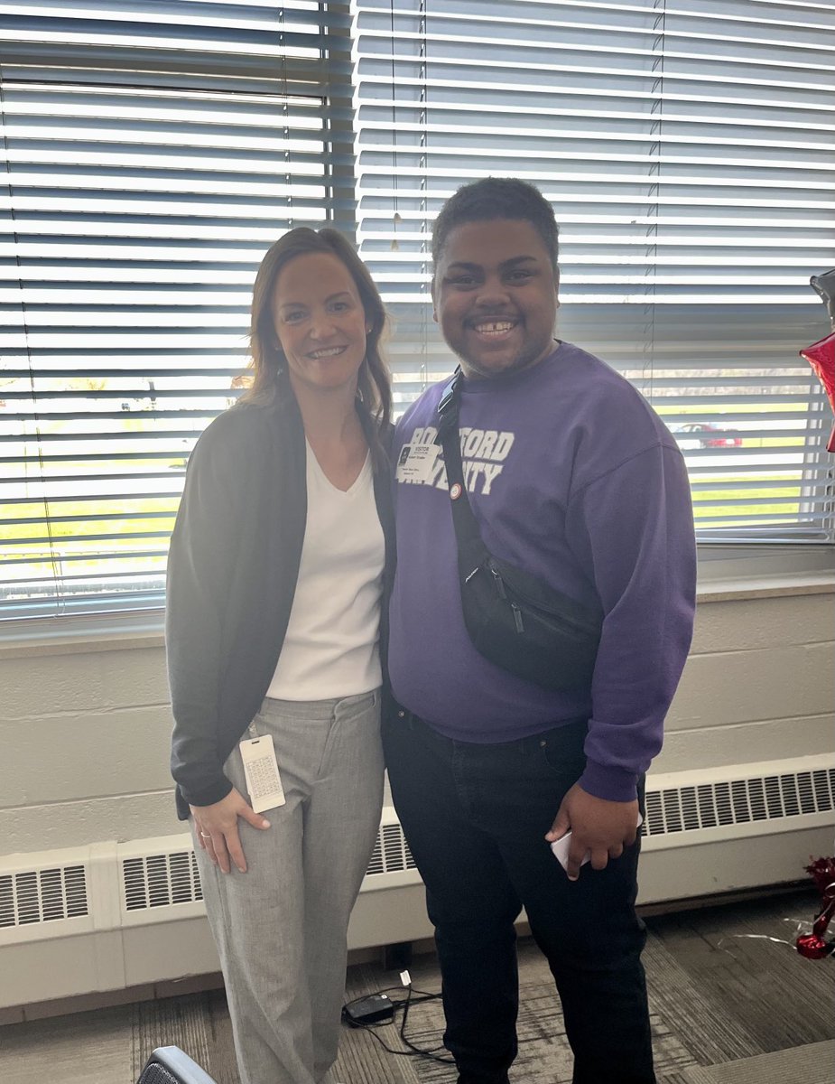 KefferPrincipal's tweet photo. This graduate came back to say hello! 👨‍🎓 ❤️ ⁦@RPS205⁩ https://t.co/jsTpvZl9ie