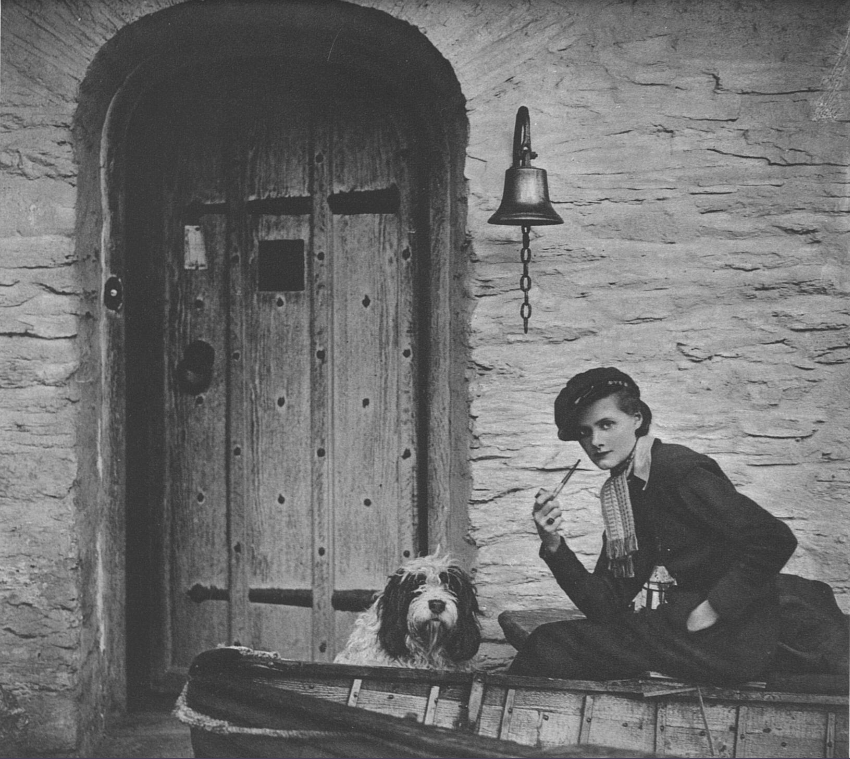 lucigosling's tweet photo. Sending you all off into the weekend with this completely epic photo of Daphne du Maurier - &amp; dog - outside her parents' house, Ferryside, in Fowey, Cornwall. From The Bystander, 1932 @Mary_Evans https://t.co/GogZytl1pM