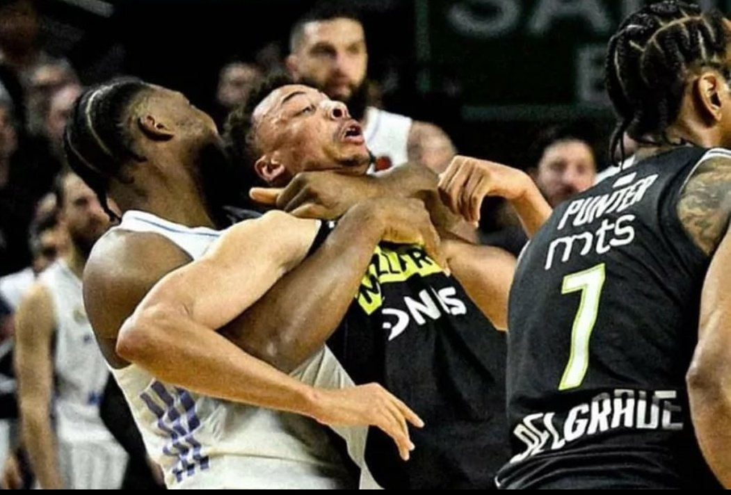 Des_Cruyffista's tweet photo. Actualitzem.

Yabusele fa una clau de judo amb la intenció d'escalfar a Dante Exum contra el terra. Li trenca el tendó d'un peu en l'impacte. 

Sanció: 5 patits. Estarà més temps fora de les pistes Dante Exum per lesió, que Yabusele per l'agressió. SURREALISTA. https://t.co/fJKu3Ik3rD