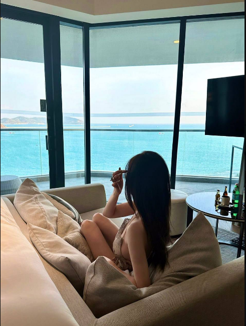 Viola9028's tweet image. there is the sea but without you 😉📷 😜