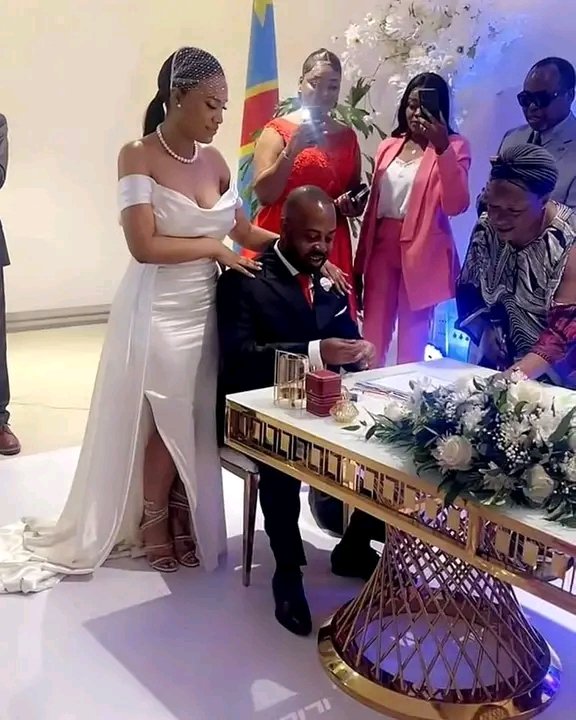 HIROMAR2022's tweet photo. Abraham Mpiana, le fils aînée de l'artiste JB Mpiana s'est marié avec Marylin Emeneya, fille du défunt King Kester Emeneya, ce vendredi à Kinshasa.
Félicitation aux tourtereaux...
#LANCEPIERRE https://t.co/AklkZHIkCq