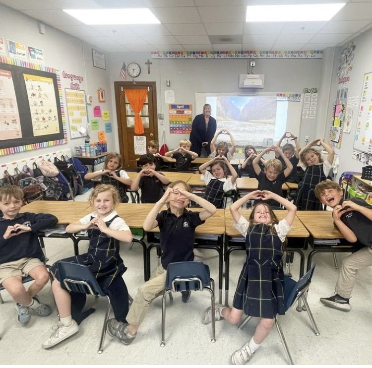 MsStrukely1's tweet photo. Yesterday, I spoke to some of our first graders about some of my trips to many of our National Parks! Thanks, @HedgesBridget, for the invite! Your students were amazing! #teacherlife https://t.co/BV1VECWxt5