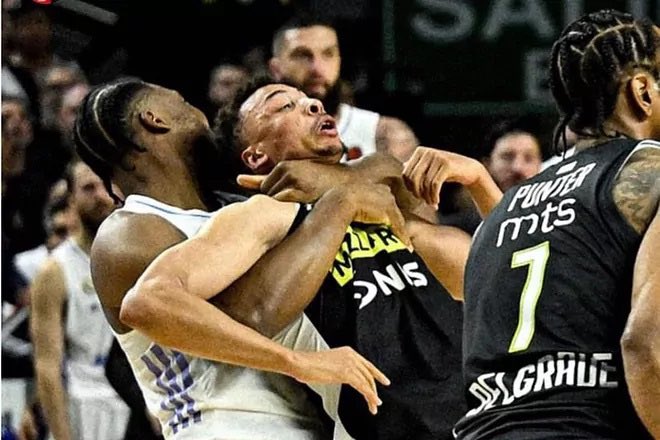 MBaskonistas's tweet photo. Este es Guerschon Yabusele. El jueves durante un partido de baloncesto vio como un rival se atragantaba y le práctico la maniobra de Heimlich para salvarle la vida. En lugar de condecorarle le han sancionado con 5 partidos. #JusticiaparaYabu https://t.co/qqMnnRtbe7