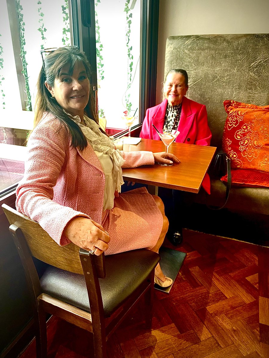 LinziLouise3's tweet photo. The perfect birthday lunch cocktails, shellfish platter, flowers and Balloons. Love my mum. https://t.co/Aw5SEuKodf