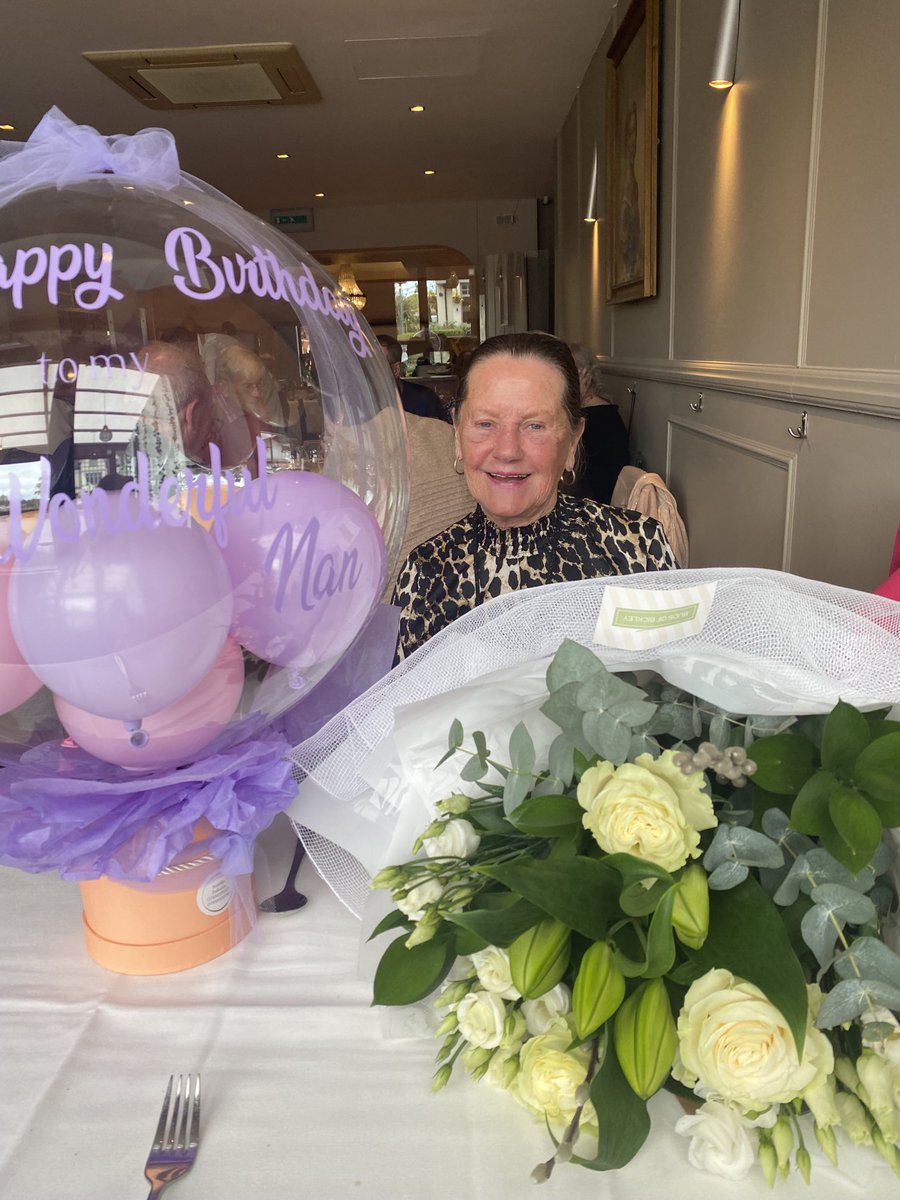 LinziLouise3's tweet photo. The perfect birthday lunch cocktails, shellfish platter, flowers and Balloons. Love my mum. https://t.co/Aw5SEuKodf