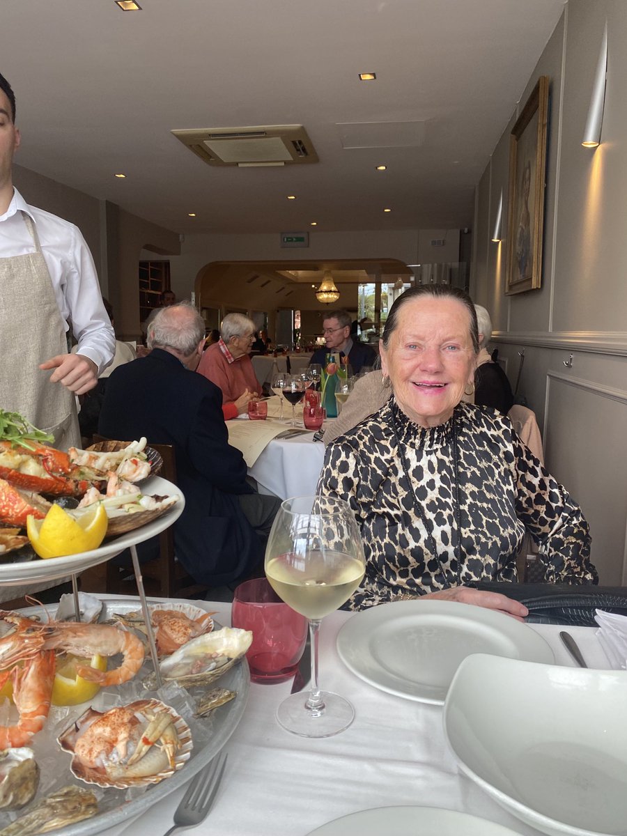 LinziLouise3's tweet photo. The perfect birthday lunch cocktails, shellfish platter, flowers and Balloons. Love my mum. https://t.co/Aw5SEuKodf