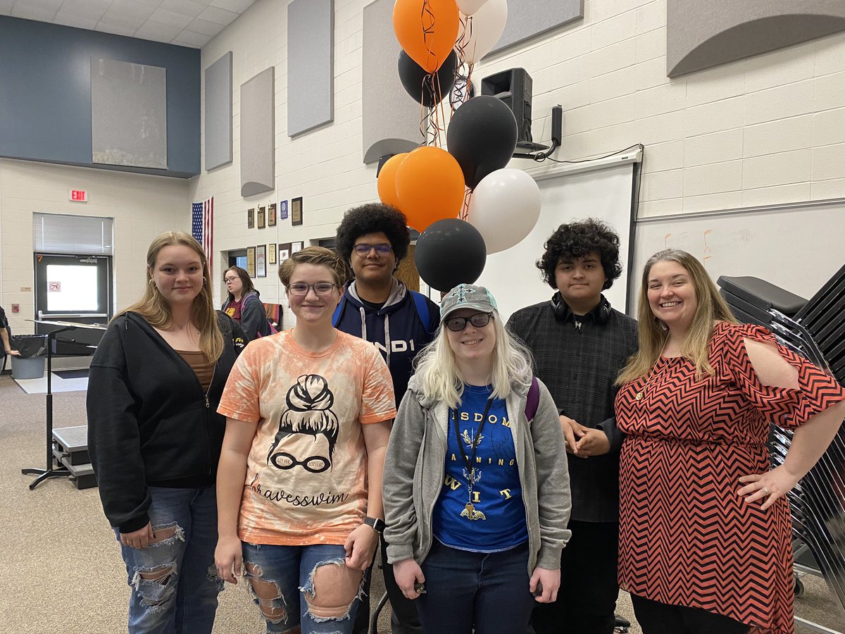 papabratbbq's tweet photo. It was a great morning in the band room sending off 5 state qualifiers to sing this weekend. Good luck, Braves! https://t.co/00mezQNdUn