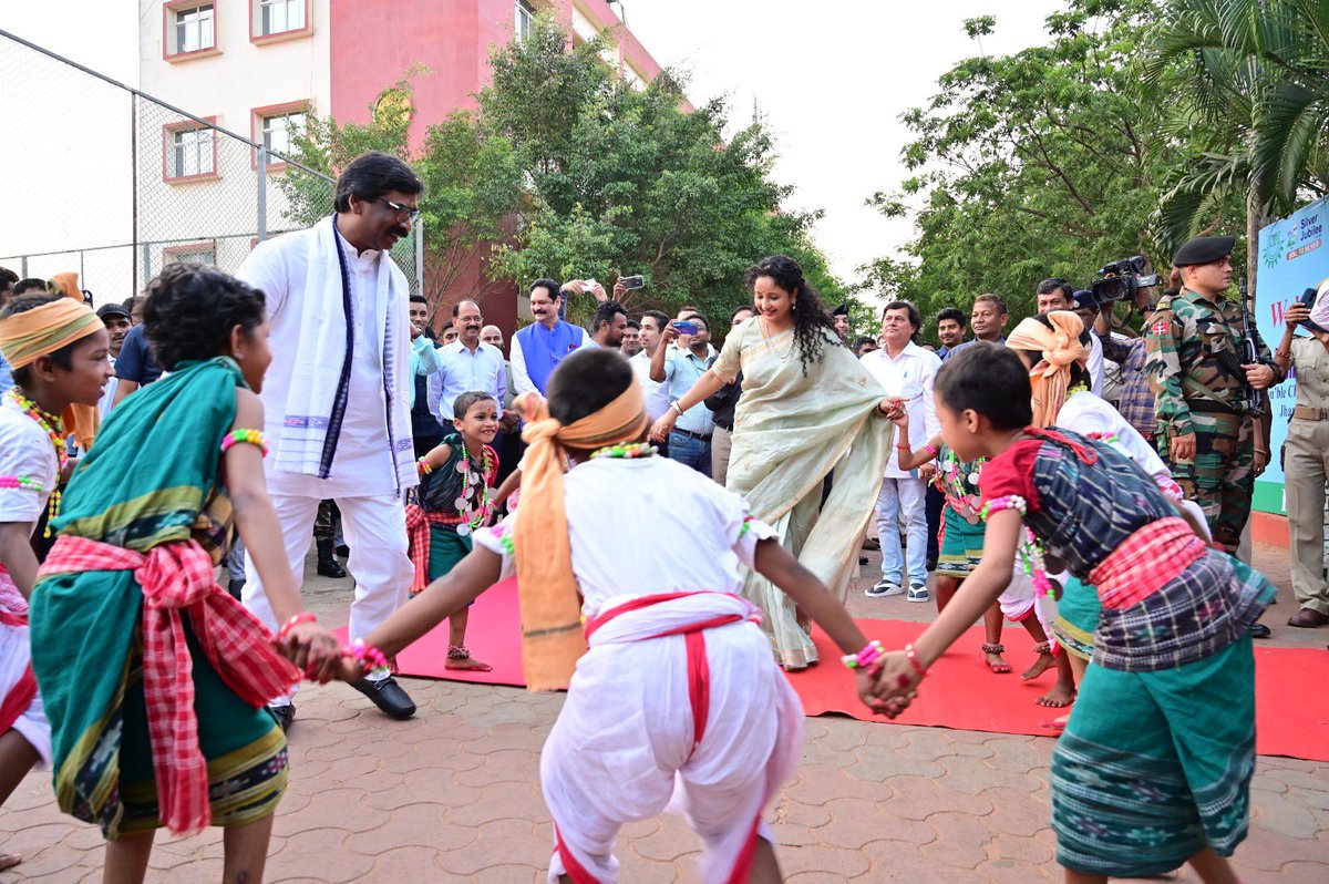 achyuta_samanta's tweet photo. Glimpses from the visit of Shri @HemantSorenJMM ji, Hon’ble Chief Minister of Jharkhand, and his wife, Madam Kalpana Murmu Soren and other senior government administrative functionaries including Shri Vinay Choubey ji and CM's Private Secretary Sunil Kumar Srivastava to KISS. 

Shri Soren expressed his admiration for KISS, which he described as extraordinary. He commended our efforts in establishing such a massive institution that the government could not have created. He stated that Jharkhand lacked an institution like KISS and proposed that the state establish one to help solve problems facing tribals and the Naxal issue. He also pledged to implement the practices and atmosphere of KISS in Jharkhand's education sector, with KISS. He announced a donation of one month's salary to @kissfoundation. 

Madam Kalpana Murmu Soren, the Chief Minister's wife, was astonished by the number of students at KISS and encouraged them to be confident. Jharkhand's Chief Secretary, Sukhdev Singh, called KISS an empire and stated that it could not have been built without God's blessings.