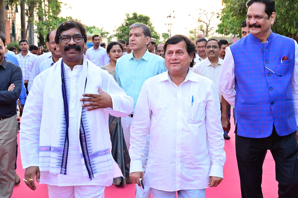 achyuta_samanta's tweet photo. Glimpses from the visit of Shri @HemantSorenJMM ji, Hon’ble Chief Minister of Jharkhand, and his wife, Madam Kalpana Murmu Soren and other senior government administrative functionaries including Shri Vinay Choubey ji and CM's Private Secretary Sunil Kumar Srivastava to KISS. 

Shri Soren expressed his admiration for KISS, which he described as extraordinary. He commended our efforts in establishing such a massive institution that the government could not have created. He stated that Jharkhand lacked an institution like KISS and proposed that the state establish one to help solve problems facing tribals and the Naxal issue. He also pledged to implement the practices and atmosphere of KISS in Jharkhand's education sector, with KISS. He announced a donation of one month's salary to @kissfoundation. 

Madam Kalpana Murmu Soren, the Chief Minister's wife, was astonished by the number of students at KISS and encouraged them to be confident. Jharkhand's Chief Secretary, Sukhdev Singh, called KISS an empire and stated that it could not have been built without God's blessings.