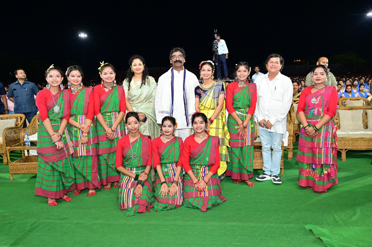 achyuta_samanta's tweet photo. Glimpses from the visit of Shri @HemantSorenJMM ji, Hon’ble Chief Minister of Jharkhand, and his wife, Madam Kalpana Murmu Soren and other senior government administrative functionaries including Shri Vinay Choubey ji and CM's Private Secretary Sunil Kumar Srivastava to KISS. 

Shri Soren expressed his admiration for KISS, which he described as extraordinary. He commended our efforts in establishing such a massive institution that the government could not have created. He stated that Jharkhand lacked an institution like KISS and proposed that the state establish one to help solve problems facing tribals and the Naxal issue. He also pledged to implement the practices and atmosphere of KISS in Jharkhand's education sector, with KISS. He announced a donation of one month's salary to @kissfoundation. 

Madam Kalpana Murmu Soren, the Chief Minister's wife, was astonished by the number of students at KISS and encouraged them to be confident. Jharkhand's Chief Secretary, Sukhdev Singh, called KISS an empire and stated that it could not have been built without God's blessings.
