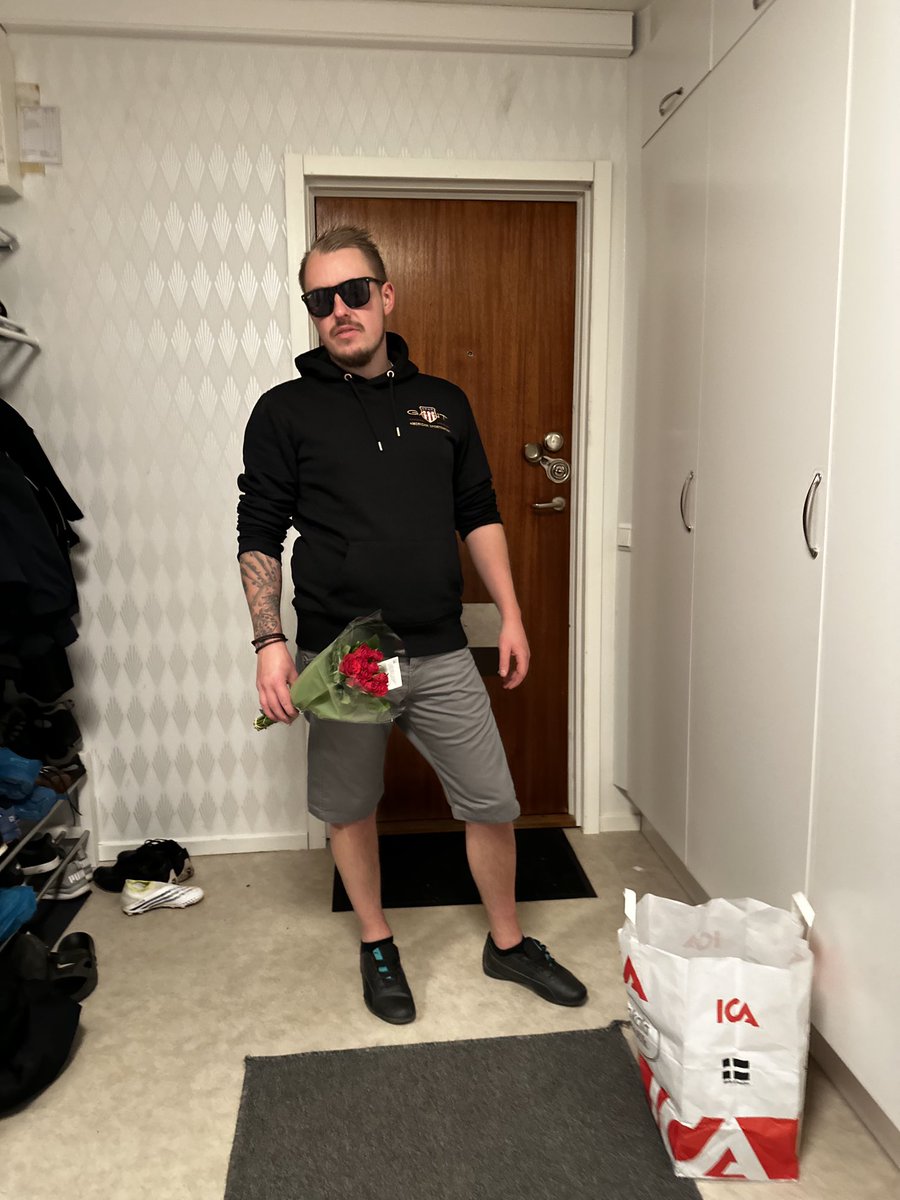 qLimAxzU tweet media