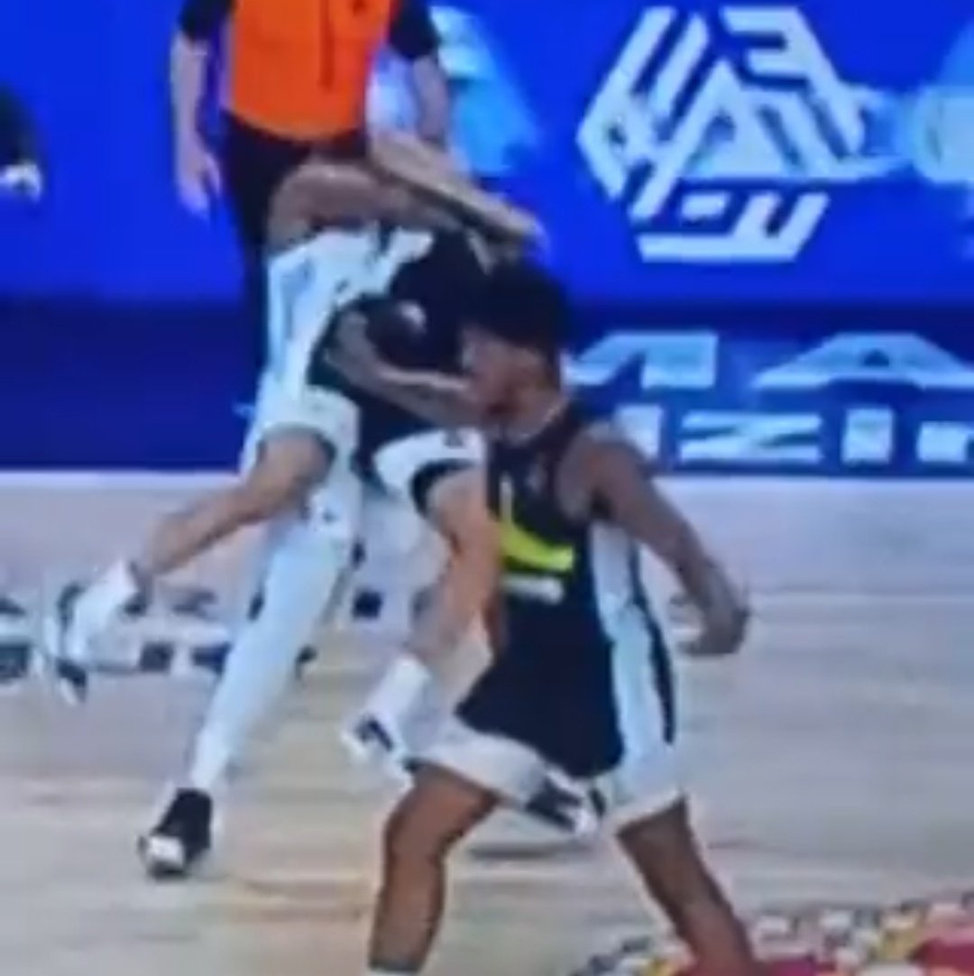 Des_Cruyffista's tweet photo. Actualitzem.

Yabusele fa una clau de judo amb la intenció d'escalfar a Dante Exum contra el terra. Li trenca el tendó d'un peu en l'impacte. 

Sanció: 5 patits. Estarà més temps fora de les pistes Dante Exum per lesió, que Yabusele per l'agressió. SURREALISTA. https://t.co/fJKu3Ik3rD