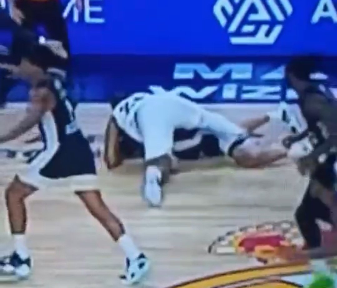 Des_Cruyffista's tweet photo. Actualitzem.

Yabusele fa una clau de judo amb la intenció d'escalfar a Dante Exum contra el terra. Li trenca el tendó d'un peu en l'impacte. 

Sanció: 5 patits. Estarà més temps fora de les pistes Dante Exum per lesió, que Yabusele per l'agressió. SURREALISTA. https://t.co/fJKu3Ik3rD
