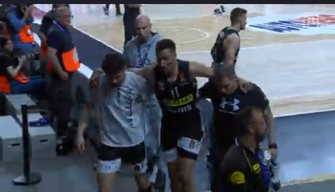 Des_Cruyffista's tweet photo. Actualitzem.

Yabusele fa una clau de judo amb la intenció d'escalfar a Dante Exum contra el terra. Li trenca el tendó d'un peu en l'impacte. 

Sanció: 5 patits. Estarà més temps fora de les pistes Dante Exum per lesió, que Yabusele per l'agressió. SURREALISTA. https://t.co/fJKu3Ik3rD