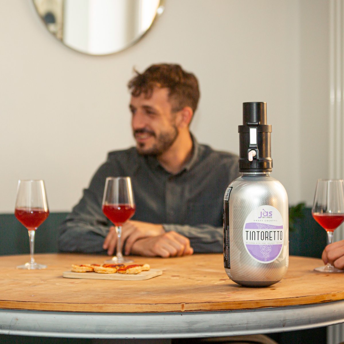 Il mondo Jas a portata di keg

Spilla sempre e ovunque il tuo drink freschissimo.
Scegli tra una grande varietà di cocktail già pronti e miscelati.

👉 the-jas.com
___
Juicy&amp;Sparkling
Certificato Biologico ICEA🌱

#venerdi #aperitivo #roma