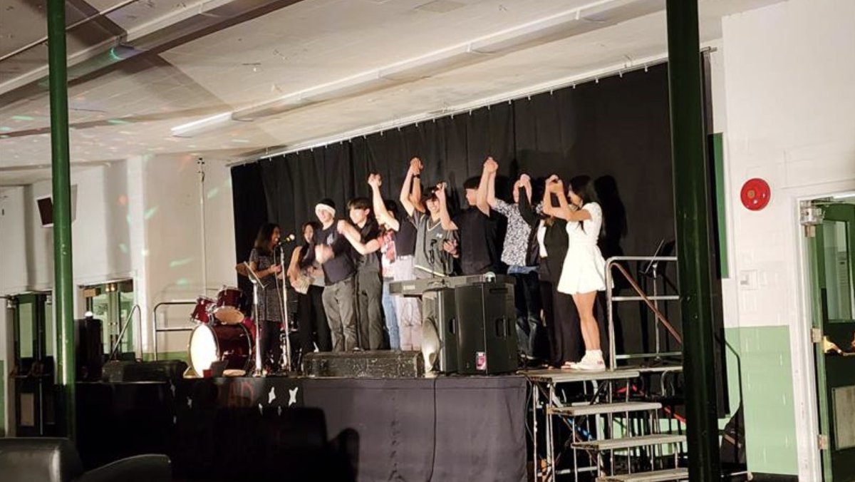 Killarneyvsb39's tweet photo. Congratulations to our Grad Committee and sponsors for a great event last night, GRAD LOUNGE!  There was entertainment, laughter and couches!  So much talent and fun in @VSB39 https://t.co/IvEdNHvyG0