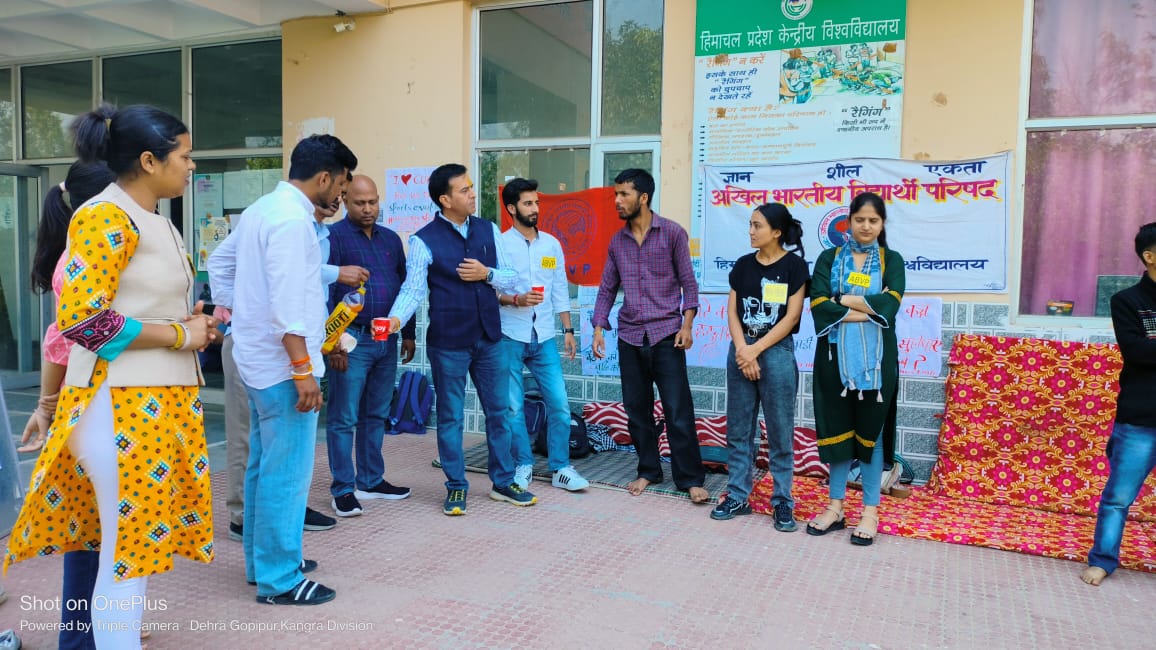 abvp4dehra's tweet photo. मांगों को पूरा करने का आश्वासन देकर 24 घंटे की सांकेतिक भूख हड़ताल पर बैठे हुए हिमाचल प्रदेश केन्द्रीय विश्वविद्यालय के कार्यकर्ताओं को सहायक छात्र कल्याण अधिष्ठाता डॉ॰ संजीत ठाकुर जी के द्वारा जूस पिला कर समाप्त किया गया।
#abvpHimachalPradesh https://t.co/JXnMJhEbVF