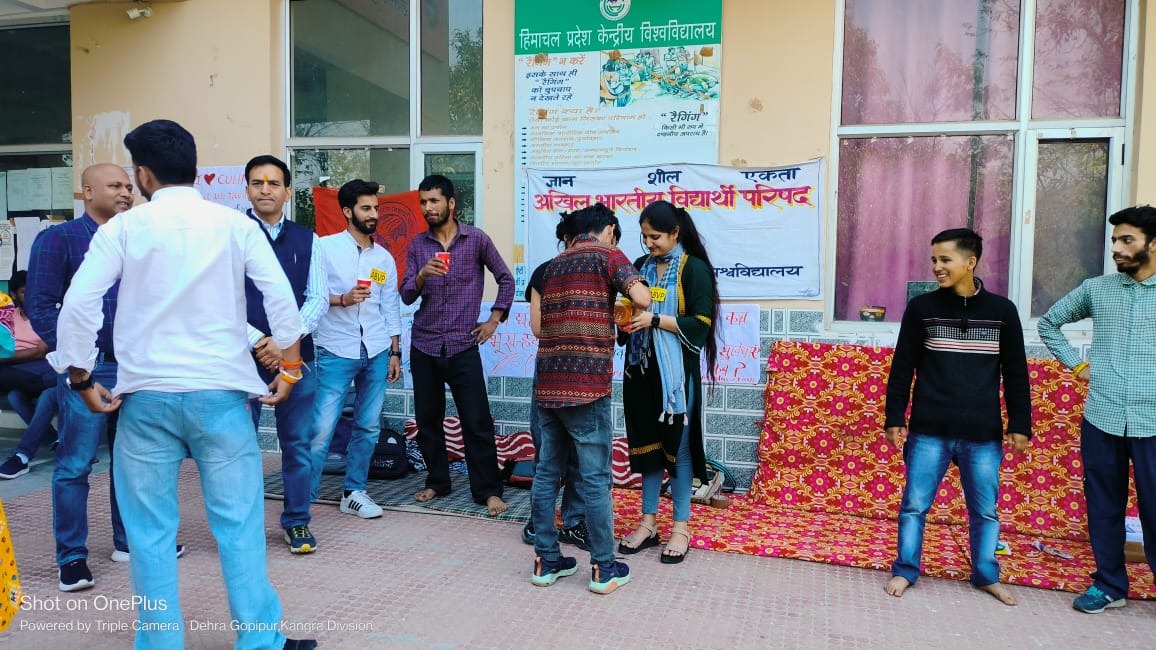abvp4dehra's tweet photo. मांगों को पूरा करने का आश्वासन देकर 24 घंटे की सांकेतिक भूख हड़ताल पर बैठे हुए हिमाचल प्रदेश केन्द्रीय विश्वविद्यालय के कार्यकर्ताओं को सहायक छात्र कल्याण अधिष्ठाता डॉ॰ संजीत ठाकुर जी के द्वारा जूस पिला कर समाप्त किया गया।
#abvpHimachalPradesh https://t.co/JXnMJhEbVF