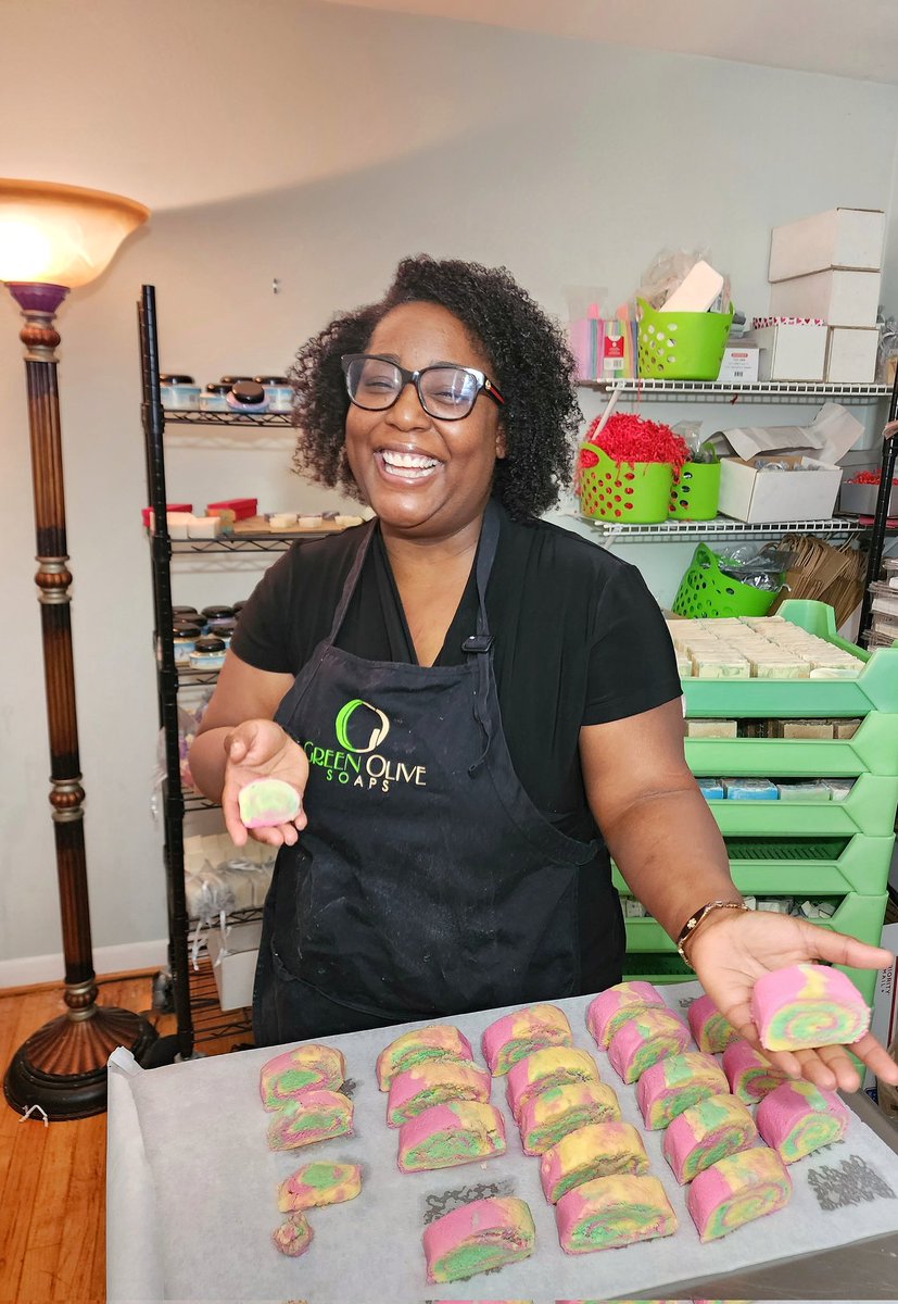 GreenOliveSoaps's tweet photo. Happy Friday! I had to manually cut these bubble bars,so you already know how that went 😫🤣. 

https://t.co/VuPRymtKZ2

These are included in our Mother's Day Gift Sets.

#mothersday #mothersdaygift #fridaymorning #Gift #gifts #onlineshopping  #naturalbeauty #vegan #giftsforher https://t.co/z8l3chyaIe