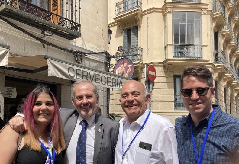 La Sección del Turno de Oficio y Servicios del <a href="/eREICAZ/">Abogados Zaragoza</a> estuvo representada en la #ConcentraciónAbogacía27A frente a las Cortes, reivindicando derechos y estrechando lazos con los/as compañeros/as. Entre ellos <a href="/decanofjlara/">Fco Javier Lara Peláez</a> , tras su lectura pública del manifiesto.