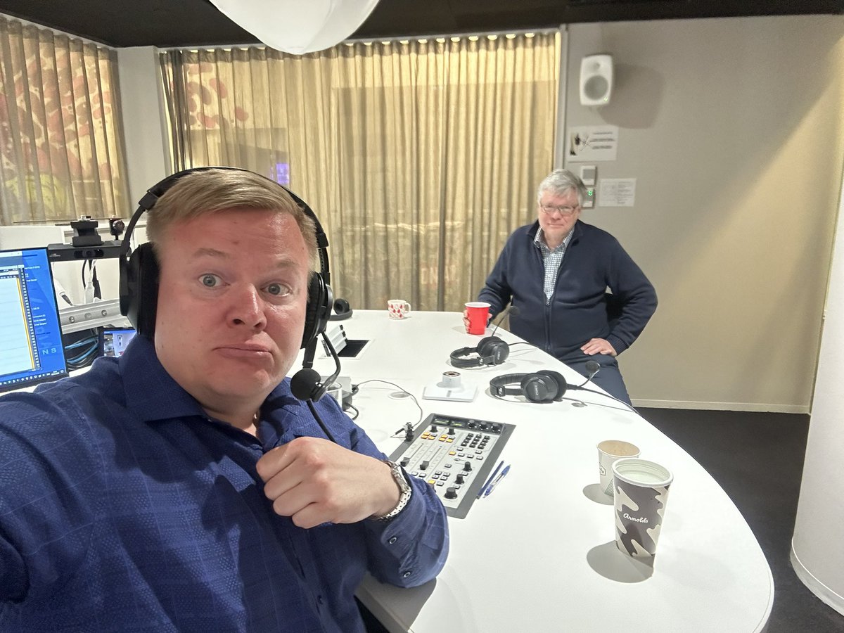 MiikaWuorela's tweet photo. Paketoitiin eka jakso Penkalla-podcastia yhteistyössä Sanoma Oyj:n kanssa. Ens torstaina alkaa, ja siitä eteenpäin ollaan aalloilla vaihtuvien vieraiden kanssa kahden viikon välein.
#hallix #tgsworldwide #kumiapu #rvstechnology #anetcom #teiskonenvip https://t.co/fG2CrMCmKQ