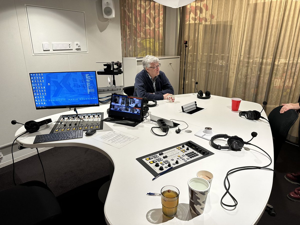 MiikaWuorela's tweet photo. Paketoitiin eka jakso Penkalla-podcastia yhteistyössä Sanoma Oyj:n kanssa. Ens torstaina alkaa, ja siitä eteenpäin ollaan aalloilla vaihtuvien vieraiden kanssa kahden viikon välein.
#hallix #tgsworldwide #kumiapu #rvstechnology #anetcom #teiskonenvip https://t.co/fG2CrMCmKQ