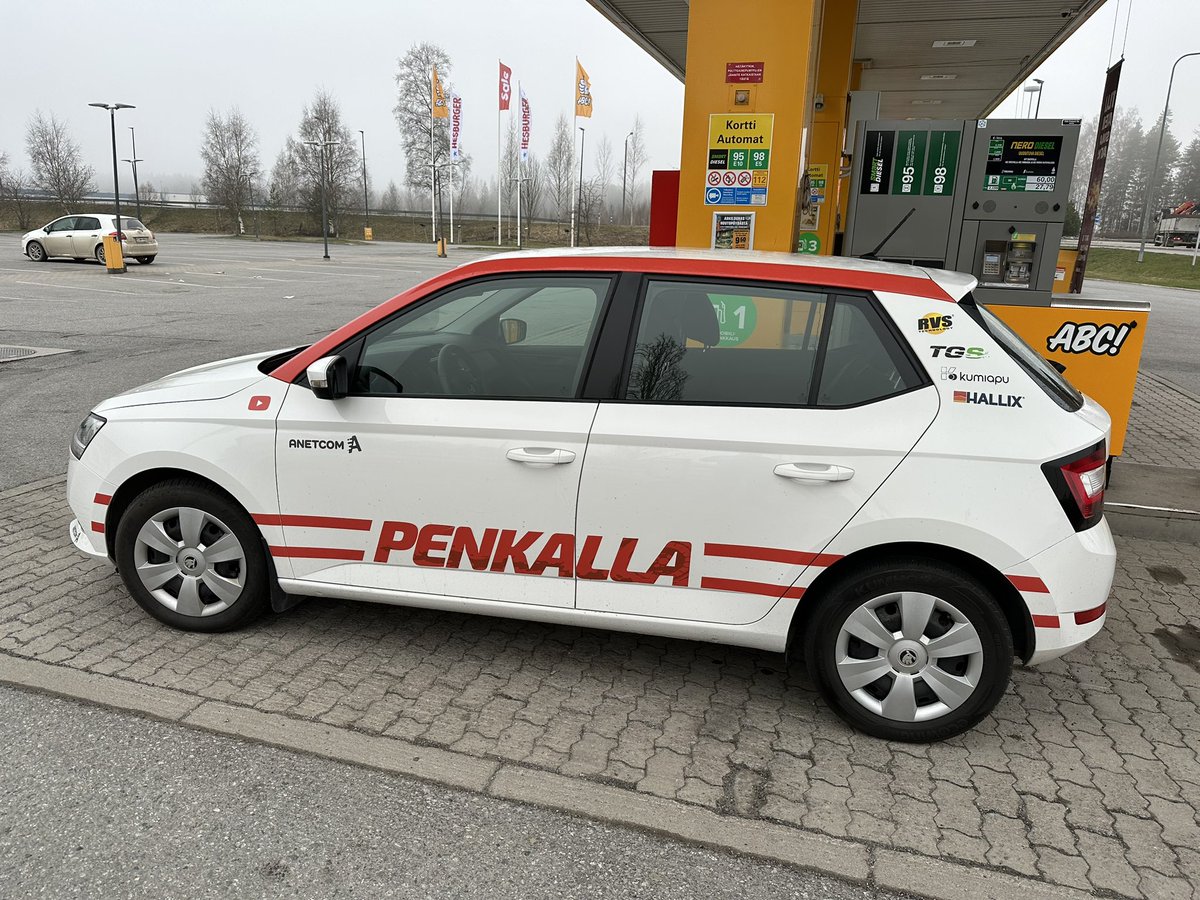 MiikaWuorela's tweet photo. Paketoitiin eka jakso Penkalla-podcastia yhteistyössä Sanoma Oyj:n kanssa. Ens torstaina alkaa, ja siitä eteenpäin ollaan aalloilla vaihtuvien vieraiden kanssa kahden viikon välein.
#hallix #tgsworldwide #kumiapu #rvstechnology #anetcom #teiskonenvip https://t.co/fG2CrMCmKQ