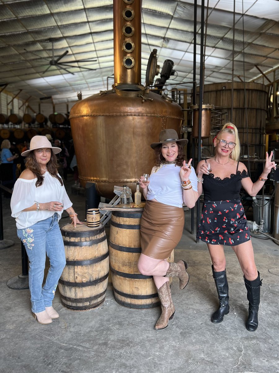 They came, they saw, they bourboned 🥃

#womeninbourbon #whiskeywomen #whiskeythiefdistillingco #whiskeythief #whiskey #bourbon #bourbontrail #kentuckybourbontrail #kentucky #singlebarrelbourbon #singlebarrel #craftbourbon #craftdistillery